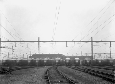 807281 Afbeelding van de opstelling van 11 electrische treinstellen mat. 1936 van de N.S. bij de werkplaats te Leidschendam.